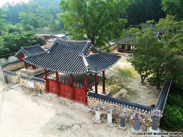 Museong Seowon nằm dưới chân núi Seonghwang. Đứng ở Museong nhìn ra xung quanh có thể thấy những cảnh đẹp từ rất nhiều ngọn núi của Hàn Quốc