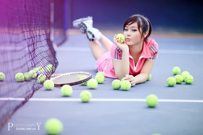 Tennis là môn thể thao yêu thích nhất của Trang. Trong bộ trang phục thể thao trông cô nàng vừa có nét tinh nghịch, đáng yêu lại vừa toát lên nét duyên dáng của người con gái