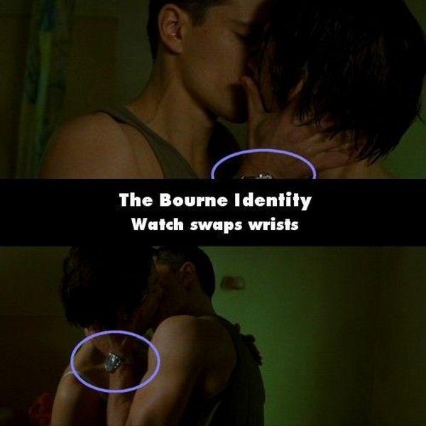 Trong phim The Bourne Identity, chiếc đồng hồ từ tay phải "nhảy" sang tay trái.
