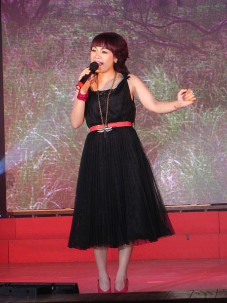 Ngọc Khuê, hiện đang là giảng viên trường ĐH Văn hóa. Cô trình bày ba ca khúc "Tháng tư về", "Hà nội của tôi" và "Chuồn chuồn ớt"