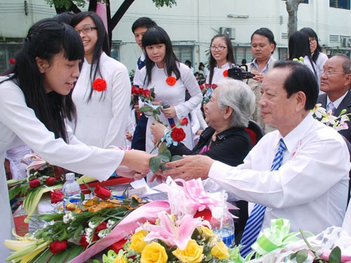 Học sinh tặng hoa thầy cô giáo ngày 20/11. (Ảnh: nld.com.vn)