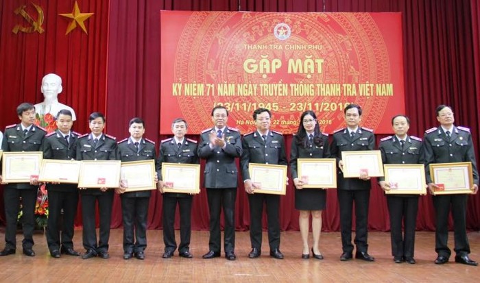 Phó Tổng Thanh tra Nguyễn Đức Hạnh tặng Kỷ niệm chương cho các cá nhân có nhiều đóng góp tích cực cho sự nghiệp thanh tra.(Ảnh: HH/ Thanhtra.com.vn)