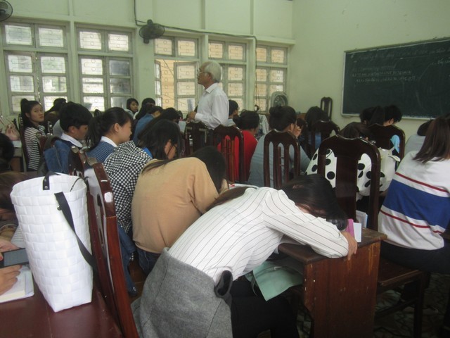 Sinh viên một trường ngủ trong giờ khi thầy giáo giảng bài. (Ảnh: Mai Ly)