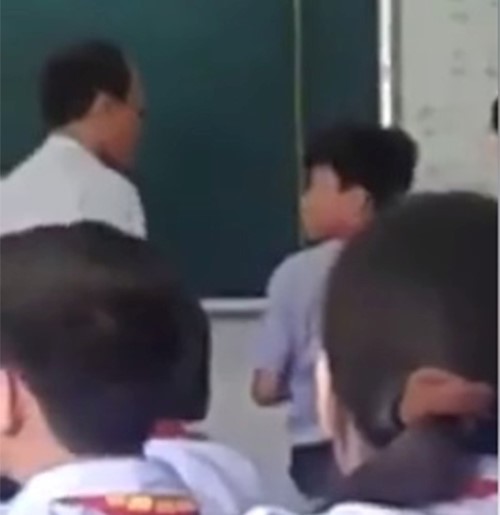 Vụ thầy giám thị tát học sinh gây xôn xao dư luận. (Ảnh chụp từ clip, nguồn: zing.vn)