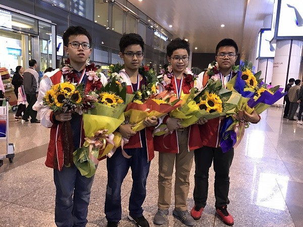 4 học sinh của trường THCS Cầu Giấy xuất sắc đạt giải Vàng tại kỳ thi WMTC tại Hàn Quốc. Ảnh Hữu Thọ