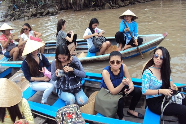 Sinh viên Philippines tham quan Đồng bằng Sông Cửu Long.