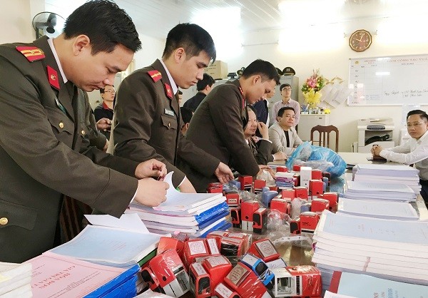 Phòng PA84 – Công an Thành phố Hà Nội đã thu giữ nhiều con dấu và quyển hóa đơn.