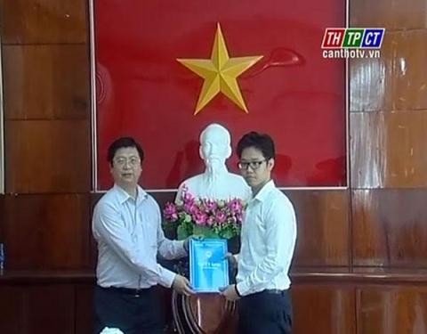Ông Vũ Minh Hoàng (phải) thời điểm được bổ nhiệm giữ chức Phó Giám đốc Trung tâm xúc tiến đầu tư - thương mại và hội chợ triển lãm Cần Thơ. (Ảnh: baodatviet.vn)