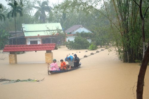Mưa lũ ở miền Trung đang gây ngập lụt, chia cắt nhiều tuyến đường khiến việc di chuyển đi lại của người dân gặp rất nhiều nguy hiểm. Ảnh: An Nguyên