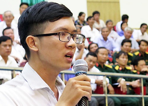 Thầy giáo trẻ Trần Thái Châu trình bày và gửi đơn cứu xét đến Bí thư Thành ủy thành phố Hồ Chí Minh, ông Đinh La Thăng. (Ảnh: VnExpress.net)