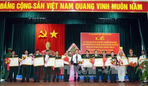 Phó Chủ tịch UBND tỉnh Kon Tum trao tặng Huân chương Bảo vệ Tổ quốc hạng Nhì và Ba cho các cá nhân. (Ảnh: Cao Nguyên/TTXVN)