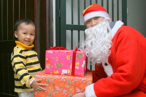 Trước đây, mọi người thường thuê ông già Noel đến tận nhà tặng quà có trẻ con. (Ảnh minh họa: VnExpress.net)