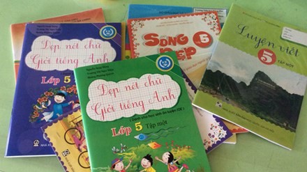 Thầy cô và học sinh bị ép phải mua nhiều tài liệu tạp chí, sách tham khảo. (Ảnh minh họa: Tienphong.vn)