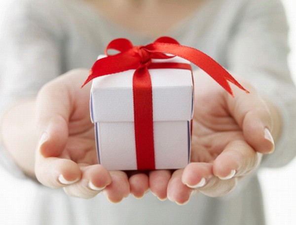 Với nhiều giáo viên, giá trị quà tặng không quan trọng bằng cách được tặng quà. (Ảnh minh họa trên danviet.vn)