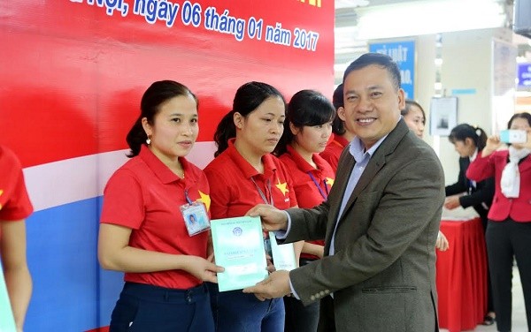 Ông Chu Minh Tộ - Trưởng ban Sổ, thẻ (Bảo hiểm xã hội Việt Nam) trao sổ Bảo hiểm xã hội cho người lao động.