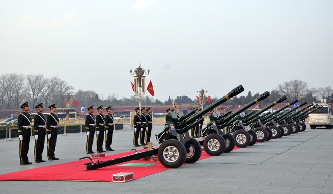 Nghi lễ của Bộ đội Vũ cảnh Trung Quốc trước giờ bắn đại bác.