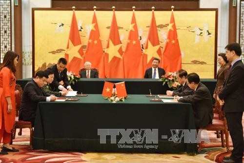 Tổng Bí thư Nguyễn Phú Trọng và Tổng Bí thư, Chủ tịch nước Trung Quốc, Tập Cận Bình chứng kiến Lễ ký kết các Văn kiện hợp tác giữa Việt Nam và Trung Quốc. (Ảnh: TTXVN)