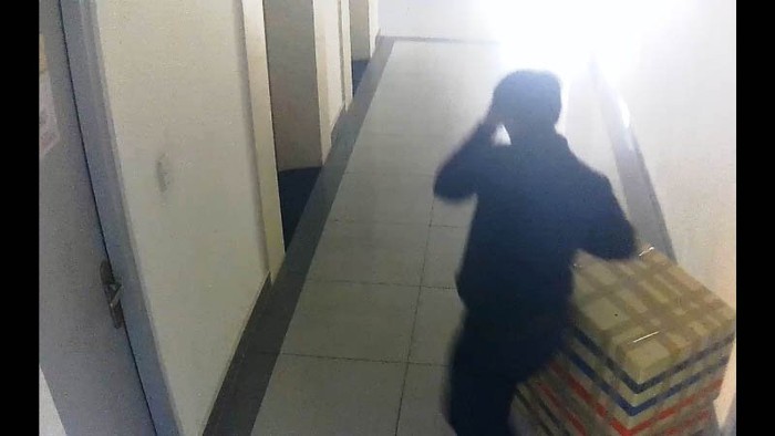 Hình ảnh trích xuất từ camera an ninh ở chung cư Hà Đô thể hiện cảnh Bình di chuyển thùng xốp chứa thi thể người. (Ảnh: Vietnamnet.vn)