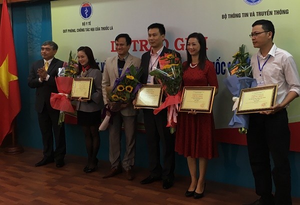 Thứ trưởng Bộ Thông tin và Truyền thông Nguyễn Minh Hồng trao giải cho các tác giả đoạt giải nhất. (Ảnh: Vương Thủy)