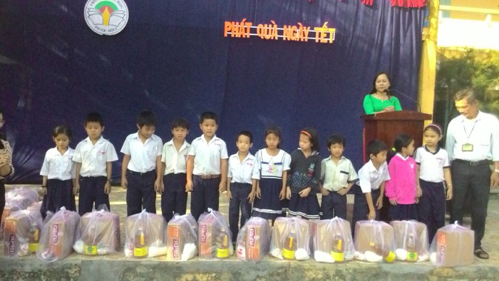 Trao quà cho học sinh nghèo trường tiểu học Phước Hội 2 . (Ảnh tác giả cung cấp)