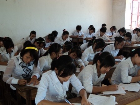 Học sinh làm bài kiểm tra môn Ngữ văn tại lớp. (Ảnh tác giả cung cấp)