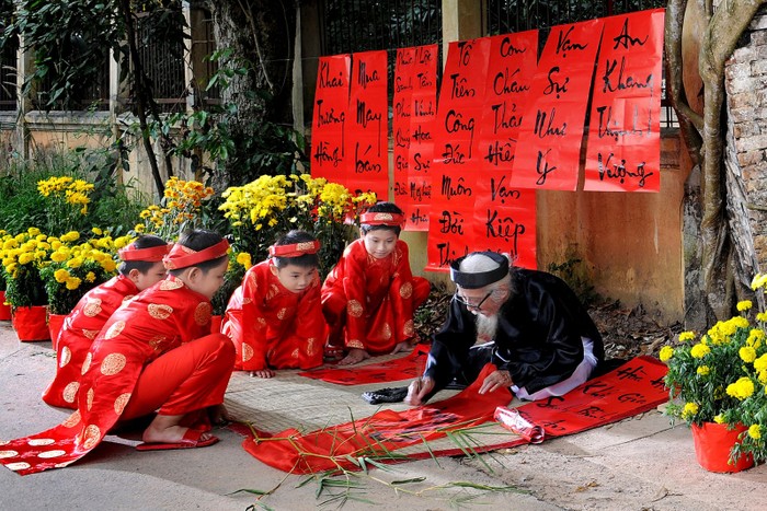 Chơi câu đối trong ngày Tết là nét văn hóa truyền thống của người Việt. (Ảnh minh họa trên baoquangngai.vn)