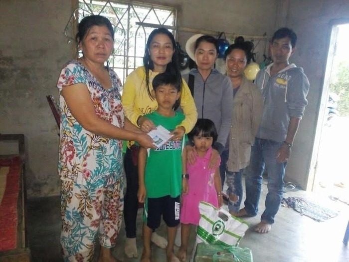 Cô giáo Sa Ly trao quà Tết cho những gia đình có hoàn cảnh khó khăn. (Ảnh tác giả cung cấp)