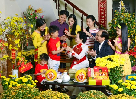 Phong tục ngày Tết, phong tục lì xì là một nét văn hóa truyền thống của người Việt. (Ảnh: Vietq.vn)