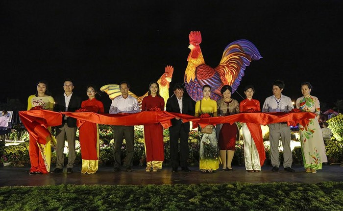 Chủ tịch tỉnh Bình Định - ông Hồ Quốc Dũng cùng các doanh nghiệp ngành du lịch cắt băng khai mạc Lễ hội du lịch Bình Định trong dịp Tết Đinh Dậu.