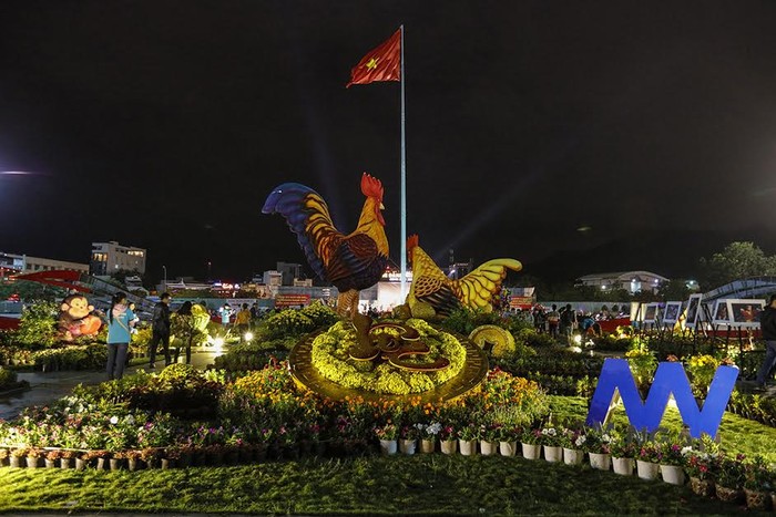 Toàn cảnh Quảng trường hoa và Linh vật tại Lễ hội du lịch Bình Định.