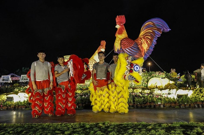 Các bạn trẻ đón chào lễ hội du lịch Bình Định 2017.