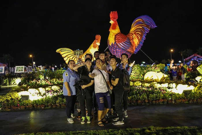 Khách du lịch đón xuân tại Quy Nhơn chụp hình lưu niệm cùng Linh vật của năm tại Lễ hội.