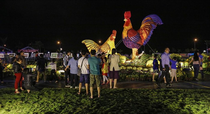 Đông đảo khách tham quan Lễ hội du lịch Bình Định.