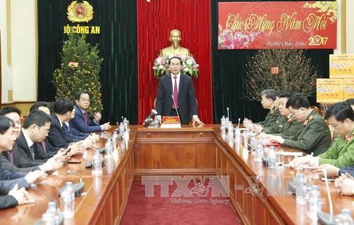 Chủ tịch nước Trần Đại Quang đi thăm, kiểm tra và chúc Tết cán bộ, chiến sỹ Trung tâm thông tin chỉ huy, Bộ Công an. (Ảnh: Nhan Sáng/TTXVN)