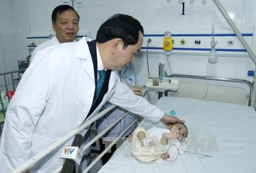 Chủ tịch nước Trần Đại Quang thăm, tặng quà Tết cho bệnh nhi đang điều trị tại Bệnh viện Xanh Pôn. (Ảnh: Nhan Sáng/TTXVN)