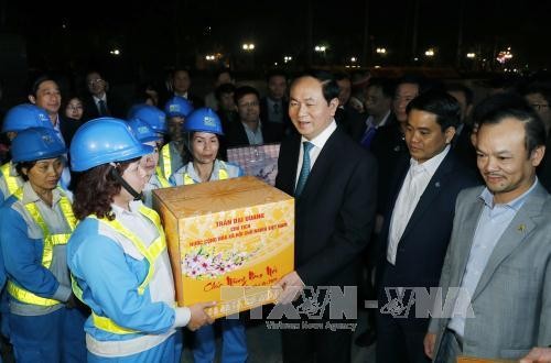 Chủ tịch nước Trần Đại Quang đi thăm, kiểm tra và tặng quà Tết cho các công nhân vệ sinh môi trường. (Ảnh: Nhan Sáng/TTXVN)