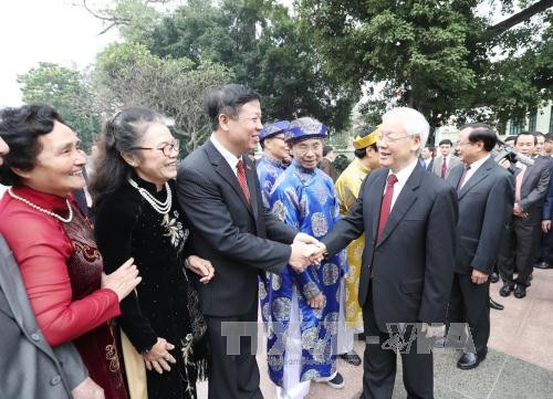 Tổng Bí thư Nguyễn Phú Trọng với nhân dân Thủ đô Hà Nội tại Tượng đài Lý Thái Tổ. (Ảnh: Trí Dũng/TTXVN)