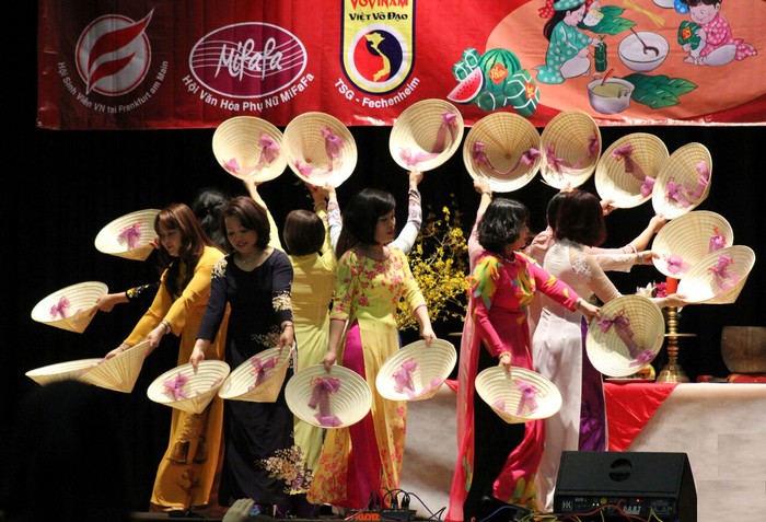 Hội văn hóa phụ nữ Việt Nam Mifafa với điệu múa &quot;Một thoáng quê hương&quot;.
