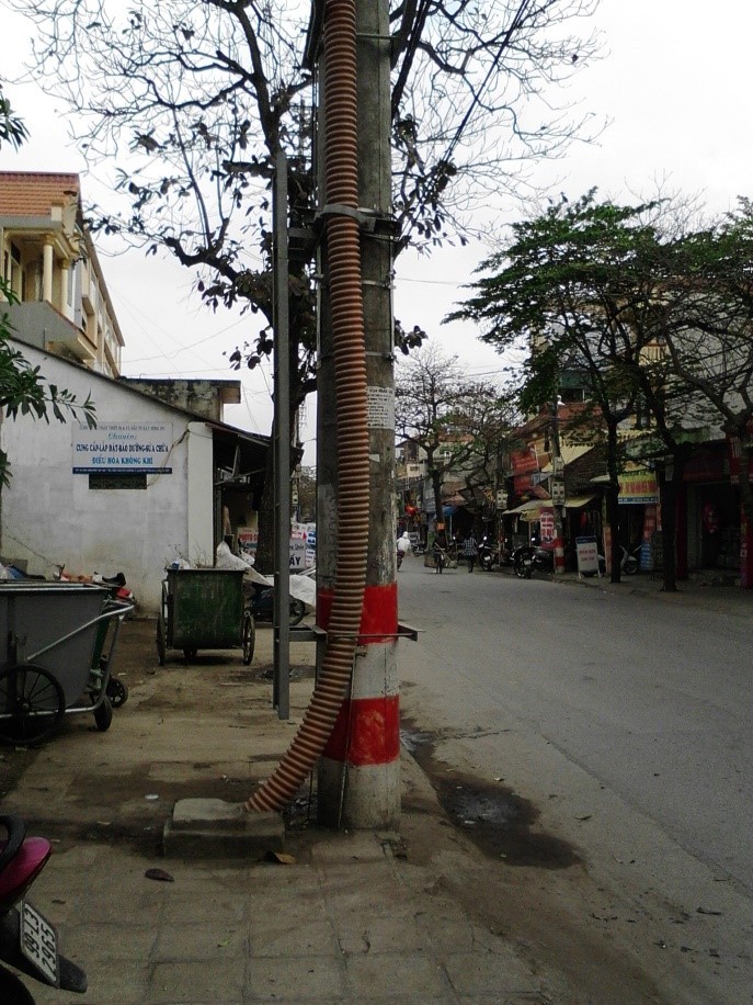 Cột điện cao thế và dây ngầm chiếm dụng vỉa hè tại đường Ỷ Lan - Hà Nội. (Ảnh: Xuân Dương)