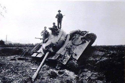 Chiếc xe tăng của địch bị quân dân ta tiêu diệt trong chiến tranh bảo vệ biên giới phía Bắc 1979.(Ảnh tư liệu).
