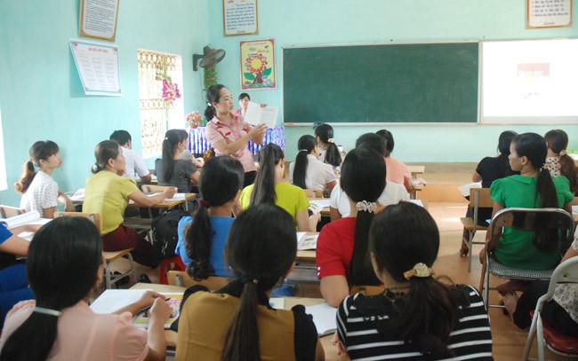 Nhóm tác giả Việt Cường cho rằng đổi mới giáo dục nhất thiết phải đổi mới hệ thống quản lý giáo viên. (Ảnh minh họa từ Báo Tuyên Quang)