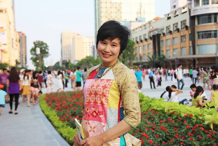 Nhà văn Nguyễn Hòa Bình cho rằng không nhất thiết là phải hoa vào ngày 8/3.