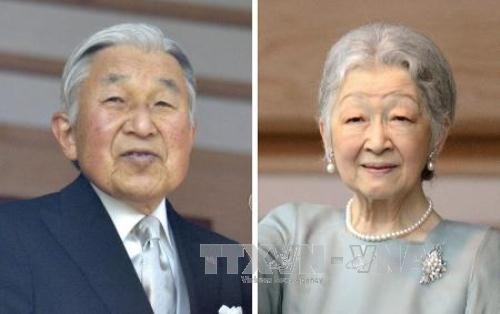 Nhà vua Nhật Bản Akihito (trái) và Hoàng hậu Michiko (phải) bắt đầu chuyến thăm cấp Nhà nước lần đầu tiên tới Việt Nam từ ngày 28/2 - 5/3/2017. Ảnh: Kyodo/TTXVN