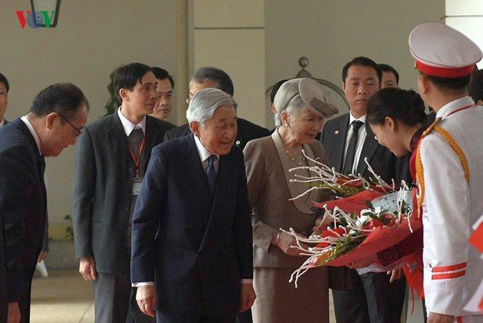 Đội lễ tân khách sạn chào đón Nhà vua Nhật Bản và Hoàng hậu.