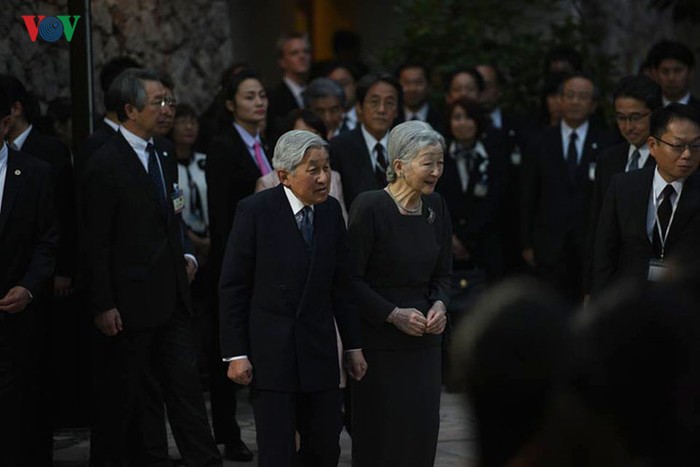 Chiều tối 28/2, Nhà vua Akihito và Hoàng hậu Michiko đã gặp gỡ các tình nguyện viên JICA đang làm việc tại Việt Nam.