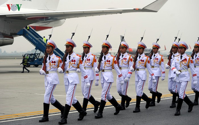 Đội danh dự của Quân đội Nhân dân Việt Nam chuẩn bị nghi lễ đón Nhà vua Nhật Bản và Hoàng hậu tại sân bay.