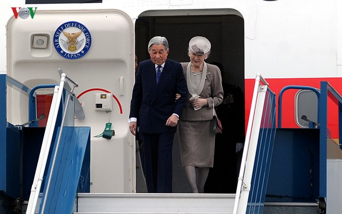 Máy bay của Chính phủ Nhật Bản chở Nhà vua và Hoàng hậu hạ cánh xuống sân bay Nội Bài, lúc 15h10 ngày 28/2/2017. Đây là chuyến thăm chính thức đầu tiên của Nhà vua Akihito và Hoàng hậu Michiko đến Việt Nam.