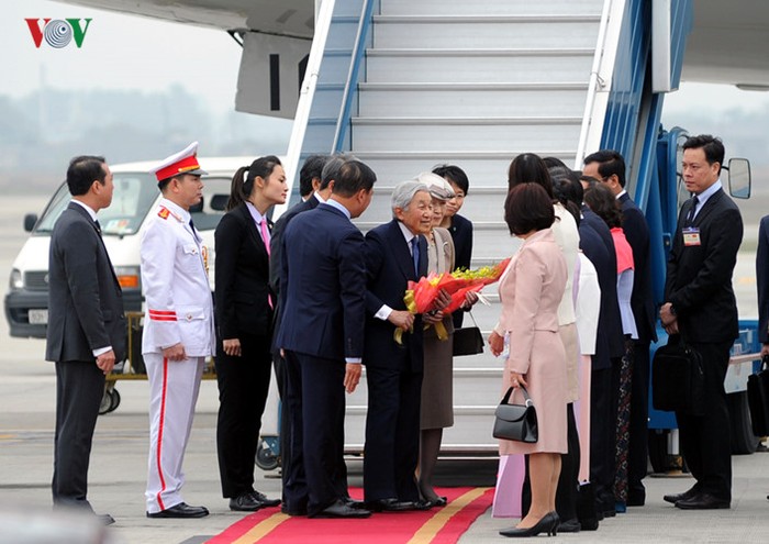 Nhà vua Nhật Bản và Hoàng hậu đón nhận bó hoa tươi thắm.
