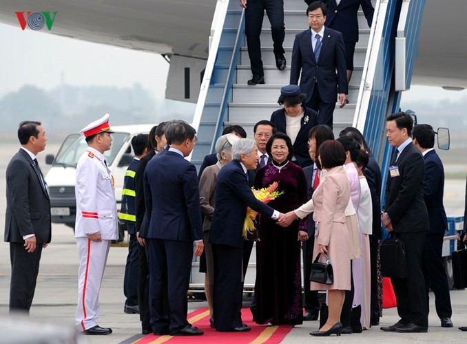 Đón Nhà vua Akihito và Hoàng hậu Michiko tại sân bay có Phó Chủ tịch nước Đặng Thị Ngọc Thịnh, Thứ trưởng Ngoại giao Lê Hoài Trung, Đại sứ Việt Nam tại Nhật Bản Nguyễn Quốc Cường và các quan chức khác của Việt Nam và Nhật Bản.