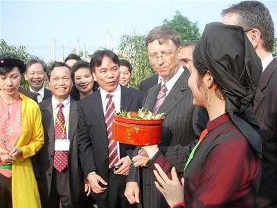 Bill Gates trong lần thăm Việt Nam năm 2006, ông tới Bắc Ninh và được mời ăn trầu. Ảnh Internet